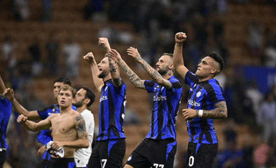 詹姆斯关键三分绝杀（詹姆斯压哨三分定胜负）