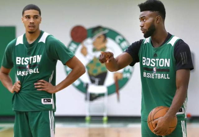 我只会拼抢！亚当斯4中0得到1分12板 包括5个进攻板（手感冰凉，亚当斯4投0中仅1分，抢下12篮板含5个前场板）