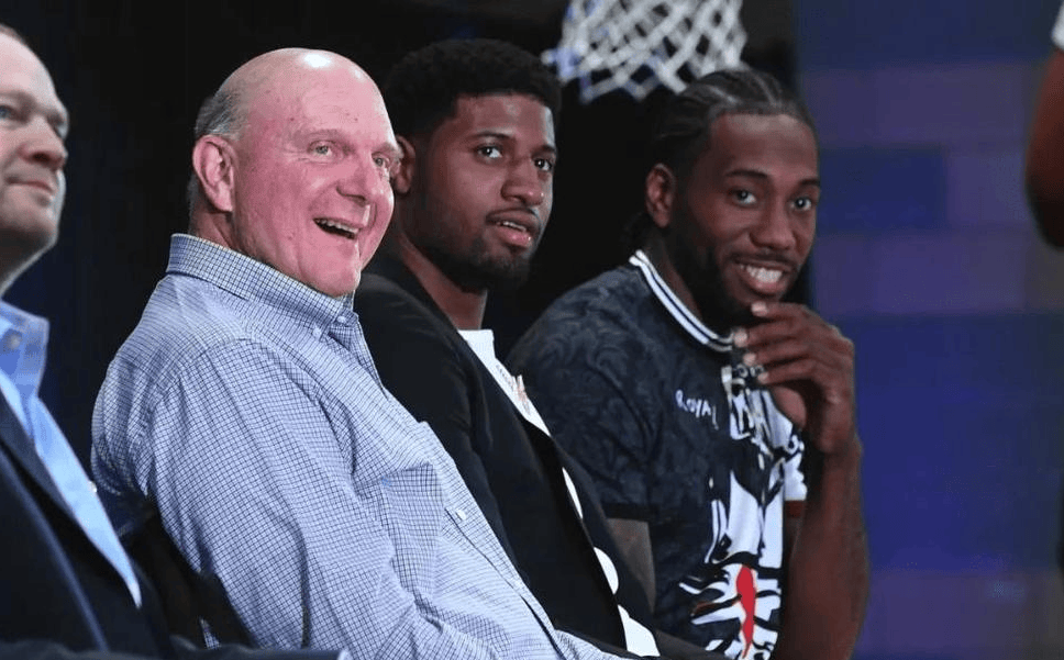 曼联陷入困境，阿莫林嘲笑梅努问题引发球迷怒火（曼联陷入低谷，阿莫林调侃梅努言论激怒球迷）