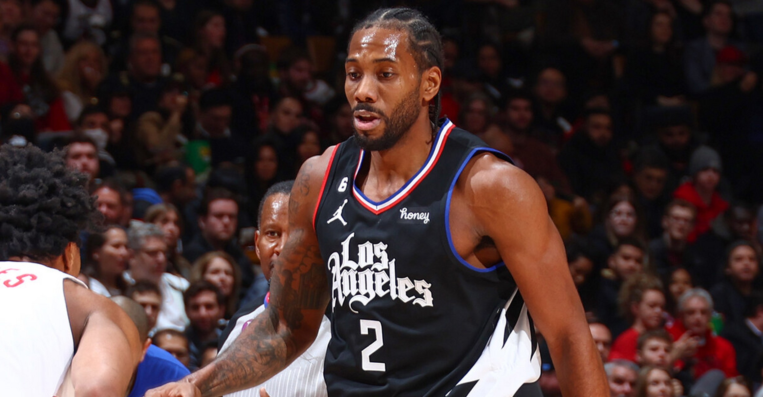 西媒曝亚马尔夜店通宵聚会：参加者不准带手机，女孩可进包厢（西媒称亚马尔通宵赴夜店：现场禁带手机，女性可入包厢）