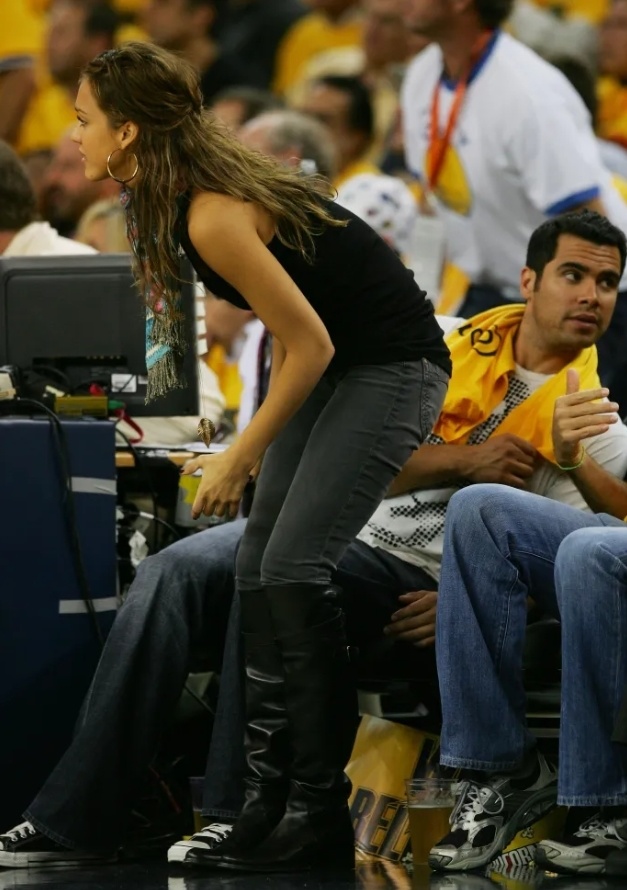 铁人引进迪力穆拉提!申花续约吴曦，超级杯国安海港决战南京奥体（迪力穆拉提加盟铁人，申花续约吴曦；超级杯国安对决海港于南京奥体）