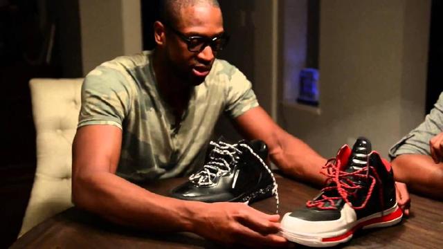 内线生猛！达卡里·约翰逊连续内线强打2+1 开场连砍8分！（内线碾压！达卡里·约翰逊开局连拿8分，连续打成2+1）