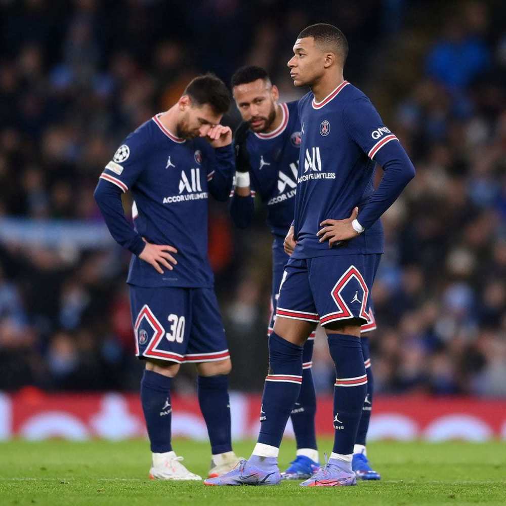 血性！韩国队球员挑衅拜合拉木，王博豪为队友出头撞倒挑事者（硬刚！韩国队员挑衅拜合拉木，王博豪挺身护队友将挑事者撞翻）