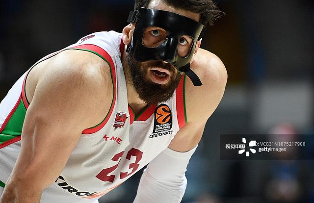 奥孔武展现出色表现，为老鹰注入活力（奥孔武高光发挥，点燃老鹰士气）