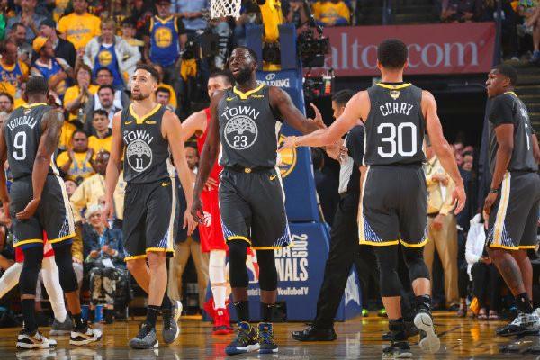 足球意大利名将宣布退役，时代落幕（意大利足坛传奇宣布挂靴，一个时代谢幕）