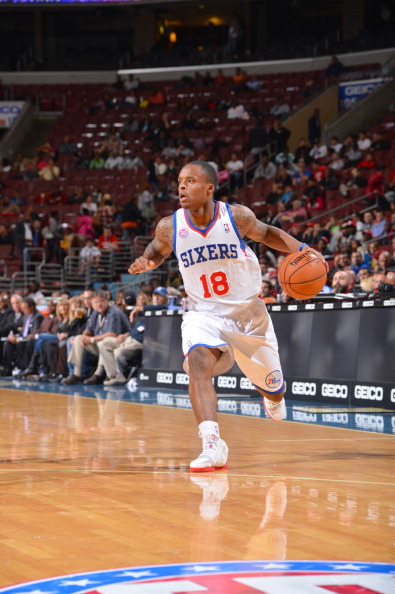 广东男篮防守稳固力克辽宁（广东男篮凭强悍防守击败辽宁）