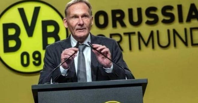 法尔克：拜仁谈妥于帕新合同的年薪和奖金，但还差解约条款没谈好（法尔克：拜仁与于帕续约的薪资与奖金已达成一致，解约条款仍在磋商）