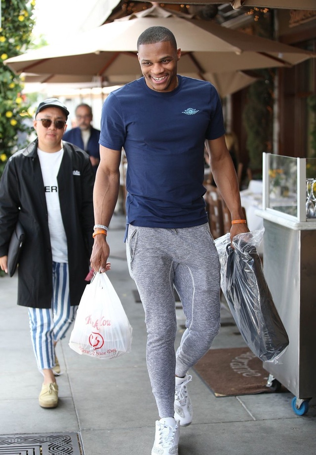 卡塞米罗：曼联的事我都操心不过来，哪还有空去想皇马？（卡塞米罗：忙于曼联事务，没空想皇马）