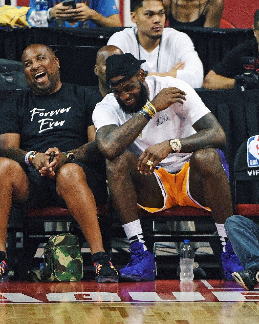 公牛开局5胜0负后4胜9负，排名从东部第一跌至第十（公牛5连胜开局后仅4胜9负，东部排名由第一滑落至第十）