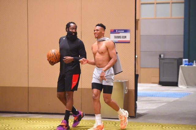 世体：巴萨与格伊已经有数周没有联系，拜仁和利物浦给的更多（世体：巴萨与格伊已多周未沟通，拜仁与利物浦条件更优）