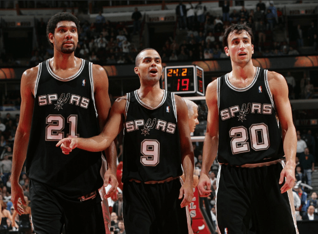 强强较量，巴黎vs拜仁是欧冠联赛阶段首次前两名球队直接交手（欧冠赛场首度上演榜首双雄正面对决：巴黎大战拜仁）