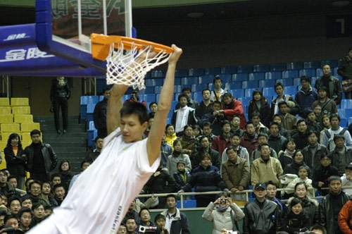 埃尔切后卫：我期待一支充满斗志的皇马，我们有能力击败他们（埃尔切后卫：预料皇马斗志高昂，我们有实力拿下他们）