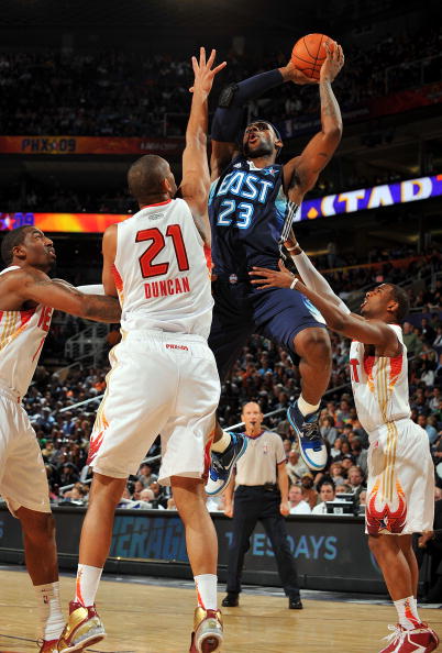 古德温抢球引争议，丁伟场边怒斥（古德温抢断引风波，丁伟场边怒斥）