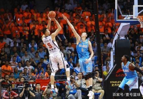 科贝：在阿劳霍遭遇心理问题后，孔德告诉弗里克他愿意踢中卫（科贝：阿劳霍出现心理困扰后，孔德已向弗里克表态愿出任中卫）