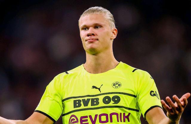 重拳打到对手没有还手之力，裁判无奈结束比赛干净版（重拳压制对手无力还击，裁判果断终止比赛(干净版)）